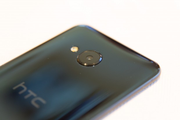 Statt Metall verwendet HTC für seine neuen Modelle Glas für das Gehäuse. (Bild: Martin Wolf/Golem.de)